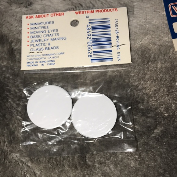 Westrim crafts Vintage bundle of 28mm moving eyes 👀 and 13 red Pom poms - Picture 3 of 6